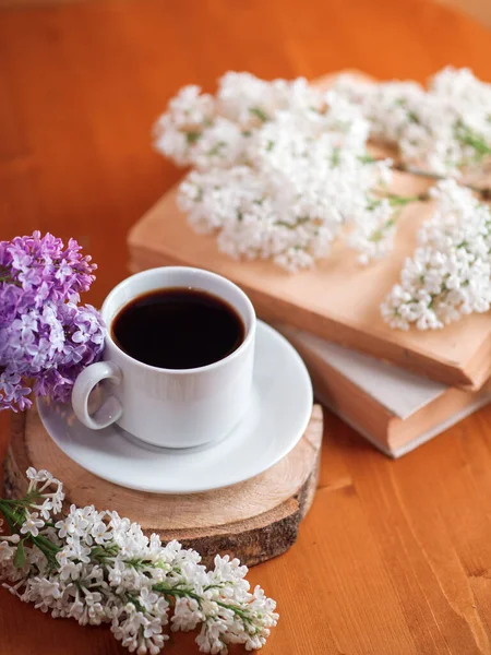 Humor Primaveral Una Taza Café Expreso Aromático Una Mesa Madera —  Fotos de Stock