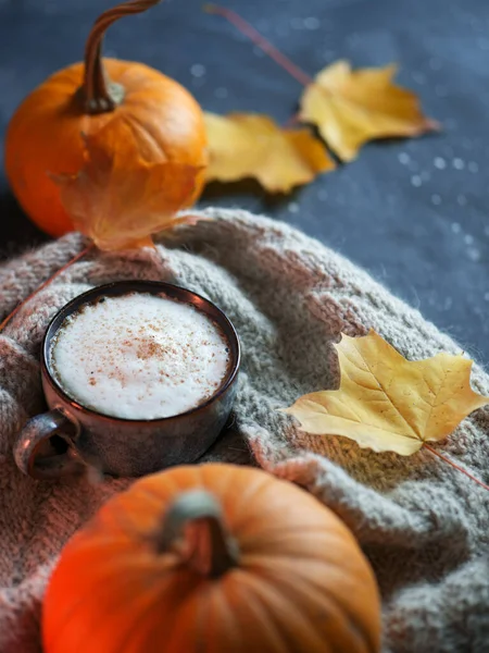 Una Tazza Caffè Autunnale Con Latte Cannella Tavola Una Calda — Foto Stock