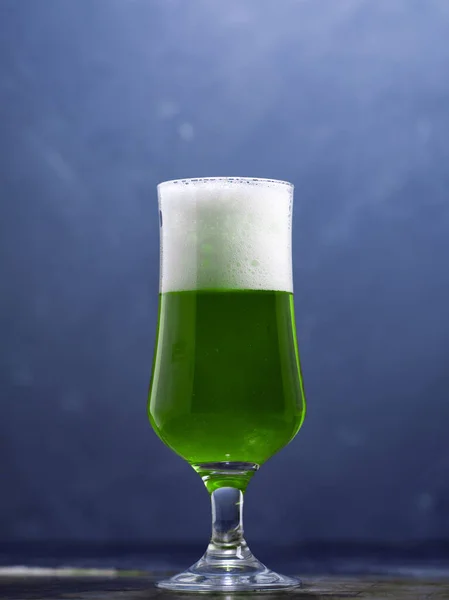 Green Irish Traditional Beer Patrick Day Glass Beer Dark Table — Stock Photo, Image