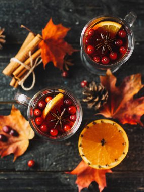 İki bardak alkollü şarap, ahşap bir masada tarçınlı, portakallı, anason