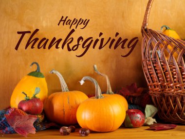 Mutlu Şükran Günleri. Sonbahar farklı balkabakları, akçaağaç yaprakları, ahşap bir kırsal masada örülmüş eşarp.