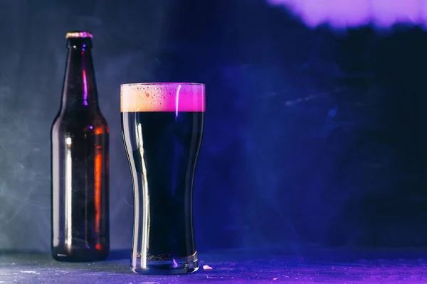 Een Glas Donker Ambachtelijk Bier Een Fles Een Donkere Rokerige — Stockfoto