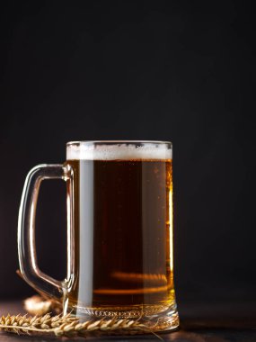 Siyah arka planda bir kupa light bira.