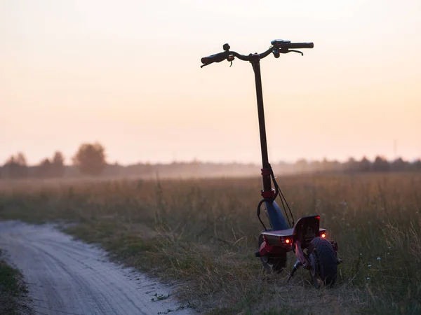 Scooter Elétrico Uma Estrada Rural Arenosa Espaço Cópia Nascer Sol — Fotografia de Stock