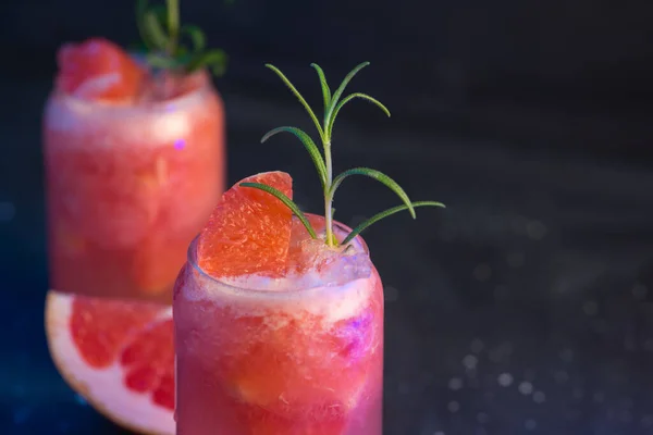 Nahaufnahme Von Zwei Gläsern Eines Erfrischenden Sommercocktails Mit Grapefruit Und — Stockfoto