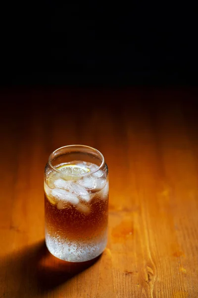 Café Expresso Frio Tônico Copo Com Gelo Uma Mesa Madeira — Fotografia de Stock