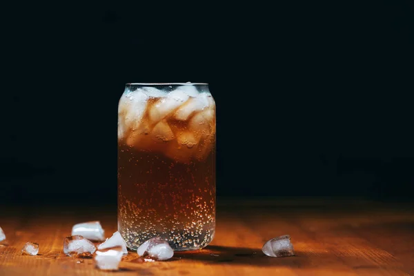 Café Expresso Frio Tônico Copo Com Gelo Uma Mesa Madeira — Fotografia de Stock