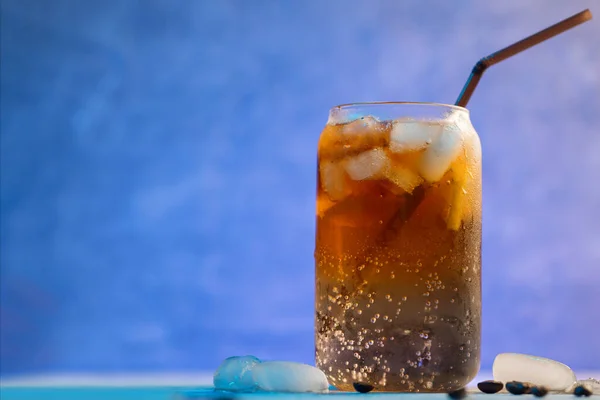 Refrescante Verão Tendência Beber Café Tônico Iluminação Neon Colorido — Fotografia de Stock