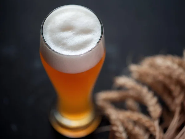 Hoger Schuimig Glas Ongefilterde Tarwe Vers Bier Een Donkere Tafel — Stockfoto