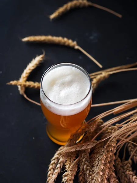 Pint Glass Unfiltered Wheat Beer Black Stone Table Wheat Ears — Stock Photo, Image
