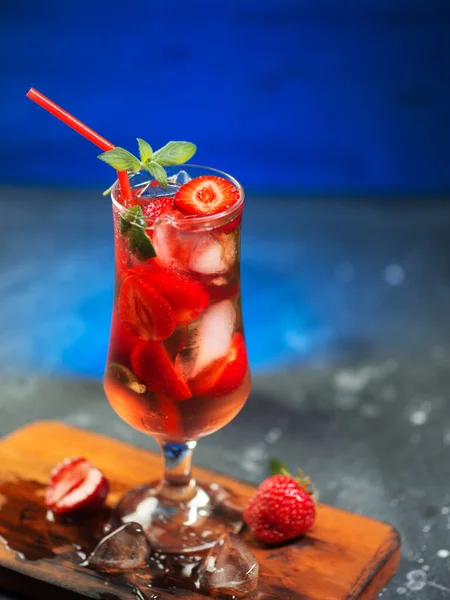 Cocktail Tónico Gelo Refrescante Morango Copo Com Uma Palha Vermelha — Fotografia de Stock