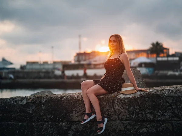 Uma Jovem Mulher Vestido Leve Verão Chapéu Palha Senta Cais — Fotografia de Stock