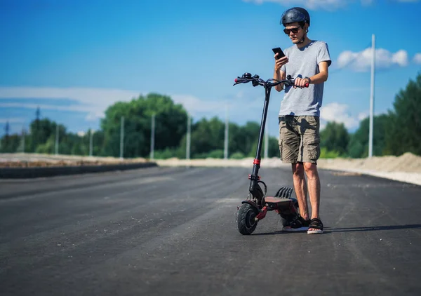 Asfalt Bir Yolda Modern Güçlü Bir Elektrikli Scooter Kask Takan — Stok fotoğraf