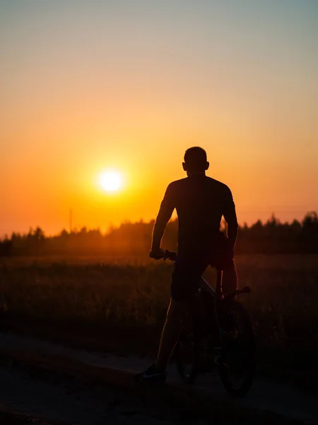 Σιλουέτα Ενός Ποδηλάτη Στο Ηλιοβασίλεμα Ένα Χωράφι Ποδηλασία Ένα Καλοκαιρινό — Φωτογραφία Αρχείου