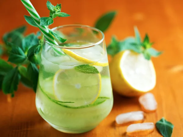Erfrischende Limonade Mit Gurke Zitrone Und Minze Auf Einem Holztisch — Stockfoto