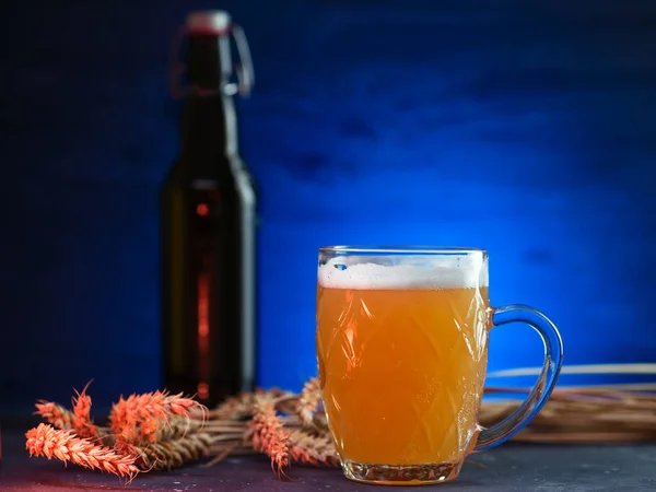 Кружка Холодного Нефильтрованного Пшеничного Пива Тёмном Фоне Синей Подсветкой Бугель — стоковое фото