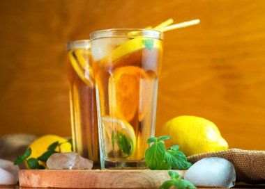 Limonlu ve naneli soğuk yaz çayı