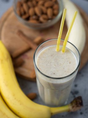 Kahvaltıda muz, badem ve tarçınlı süt kokteyli.
