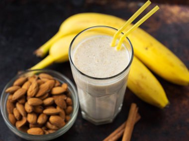 Kahvaltıda muz, badem ve tarçınlı süt kokteyli.