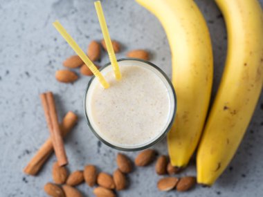 Kahvaltıda muz, badem ve tarçınlı süt kokteyli.