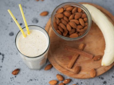 Kahvaltıda muz, badem ve tarçınlı süt kokteyli.