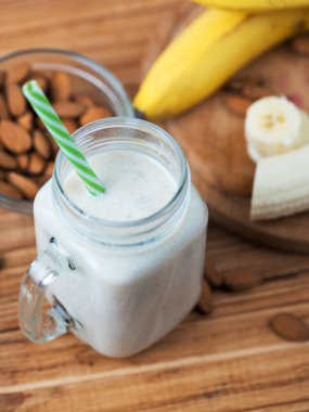 Kahvaltıda muzlu, bademli ve tarçınlı süt kokteyli. Sağlıklı ve lezzetli yemekler.