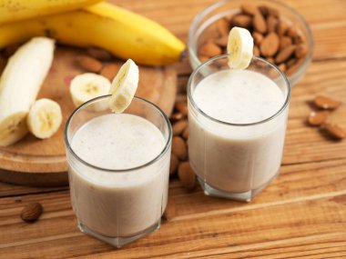 Kahvaltıda muzlu, bademli ve tarçınlı süt kokteyli. Sağlıklı ve lezzetli yemekler.