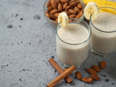Kahvaltıda muzlu, bademli ve tarçınlı süt kokteyli. Sağlıklı ve lezzetli yemekler.