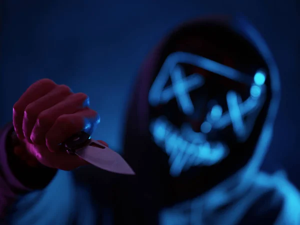 Cadılar Bayramı, elinde bıçakla parlayan bir maske takan katil bir manyağın ürkütücü bir görüntüsüdür. Neon Portre