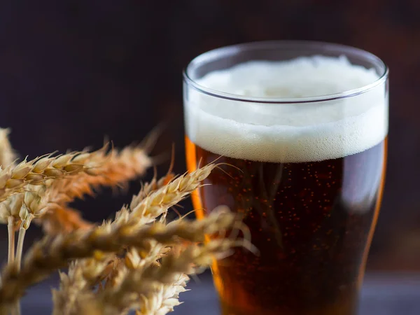 Ein Glas Bier Aus Nächster Nähe Ähren Aus Weizen — Stockfoto