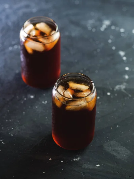 Холодный Кофе Высоком Стакане Черном Столе Холодный Летний Напиток — стоковое фото