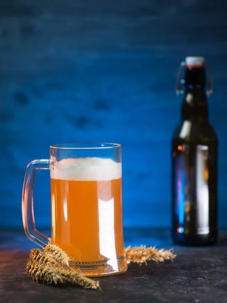 Hrnek Nefiltrovaného Pšeničného Piva Tmavomodrém Pozadí Pěnové Pivo — Stock fotografie