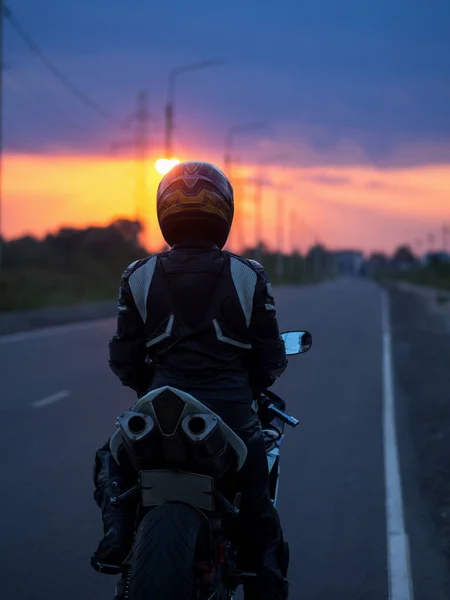 Motociclista Numa Mota Caminho Para Pôr Sol — Fotografia de Stock