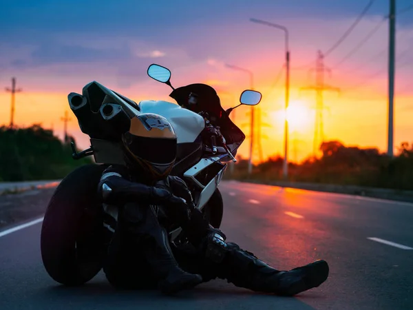 Мотоцикліст Шестерні Сидить Поруч Мотоциклом Тлі Барвистого Заходу Сонця — стокове фото