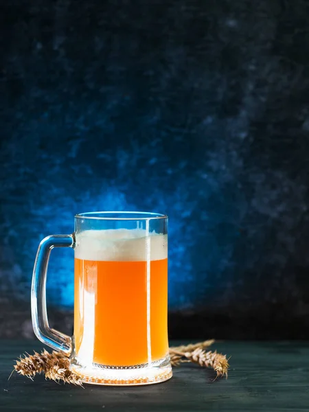 Uma Caneca Cerveja Trigo Sem Filtro Num Fundo Azul Escuro — Fotografia de Stock