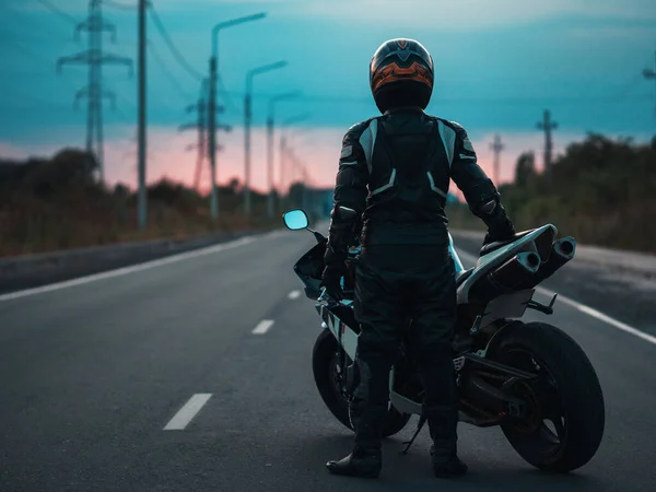 Cyklist Motorcykel Vägen Till Solnedgången — Stockfoto