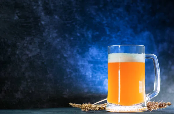 Uma Caneca Cerveja Trigo Sem Filtro Num Fundo Azul Escuro — Fotografia de Stock