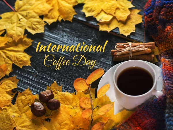 Internationale Koffiedag Herfst Samenstelling Een Kopje Geurige Koffie Tafel Met — Stockfoto