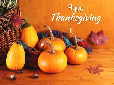 Şükran Günü tebrik kartın kutlu olsun, ahşap masadaki balkabaklarını topla