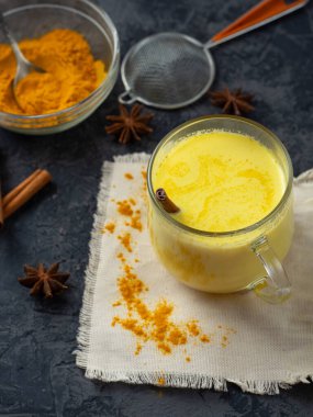 Safranlı altın süt, doğal alternatif tıp içeceği. Yakın plan.