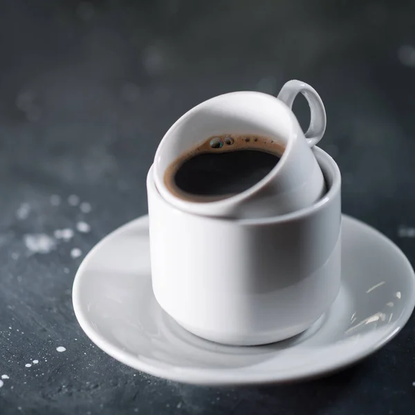 Una Pequeña Taza Café Blanco Una Taza Grande Sobre Una —  Fotos de Stock