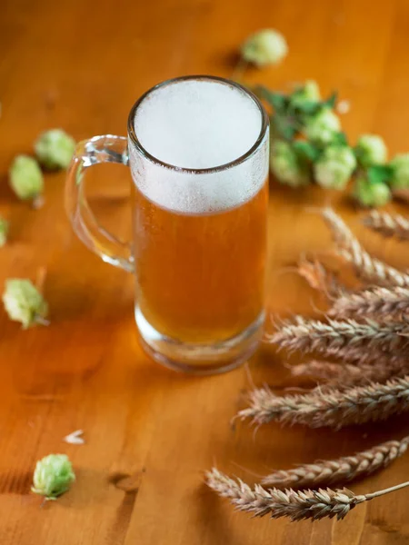 Uma Caneca Cerveja Espuma Trigo Uma Mesa Madeira Orelhas Trigo — Fotografia de Stock