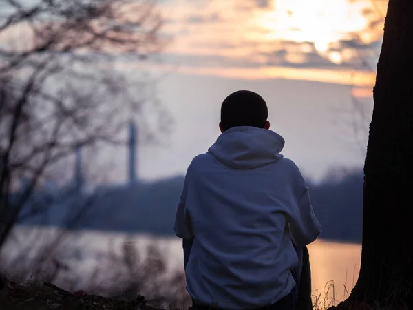 Самотній Хлопець Білому Светрі Сидить Березі Річки Холодна Осінь Захід — стокове фото