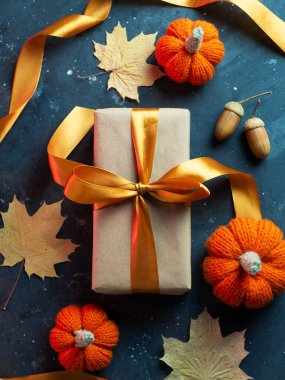 Cadılar Bayramı ya da Şükran Günü için hediye kutusunun üst görüntüsü. Örgü kabaklar, sonbahar yaprakları düzleşir