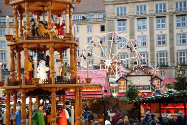 Dresden, Almanya, 12.10.2023 Alman kenti Dresden 'de geleneksel bir Noel pazarı.