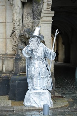 Dresden, Almanya, 12.10.2023 Bir sihirbaz karakteri canlandıran uydurma bir sokak sanatçısı.