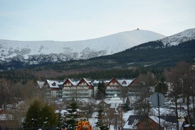 Karpacz, Polonya, 27 Aralık 2024. Polonya 'nın Karpacz kentinden Krkonose Dağları' nın en yüksek zirvesi olan Snka Dağı manzarası.