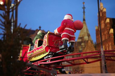 Wroclaw, Polonya, 12.21.2024. Noel Baba 'yla Noel Treni Wroclaw' daki Pazar Meydanı 'nda.