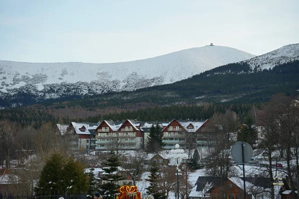 Karpacz, Polonya, 27 Aralık 2024. Polonya 'nın Karpacz kentinden Krkonose Dağları' nın en yüksek zirvesi olan Snka Dağı manzarası.