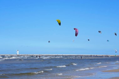 Swinoujscie, Polonya, 08.10.2025. Uçurtma (ayrıca rüzgar gücüyle çalışan su sporu olarak da bilinir) sörf, wakeboard ve yamaç paraşütü elementlerini birleştiren bir spordur..